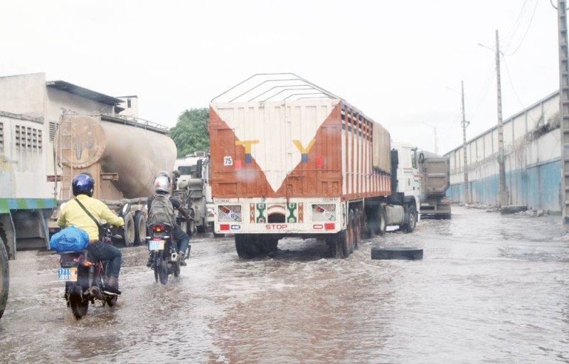 Les eaux de pluie mélangées à celles du ruissellement (Photo Véronique Dadié)
