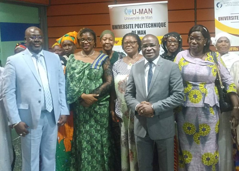 La cérémonie de restitution des travaux des chercheurs de l’Université polytechnique de Man a enregistré la présence de nombreux acteurs du secteur de la poterie traditionnelle. (Ph: Dr)