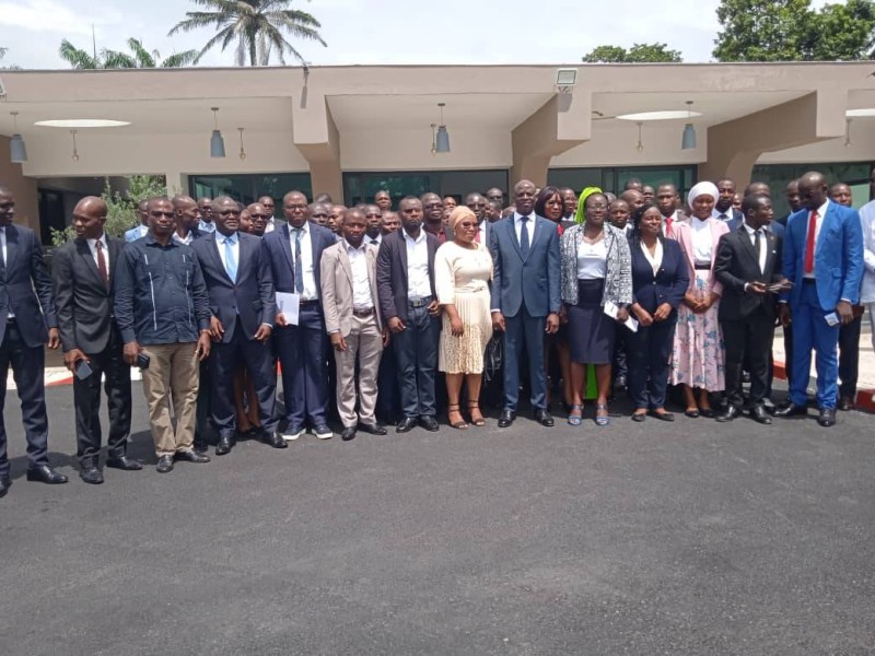 Les docteurs ont posé avec le ministre Adama Diawara. (DR)