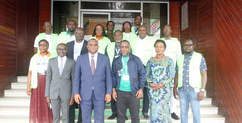 Le ministre Amadou Coulibaly a apporté le soutien du gouvernement au quotidien Fraternité Matin après les dégâts causés par la forte pluie du jeudi. (Ph: Véronique Dadié)
