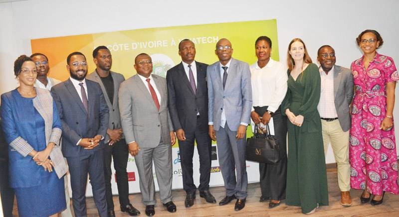Les start-ups en compagnie des deux ministres. (Ph: Dr)