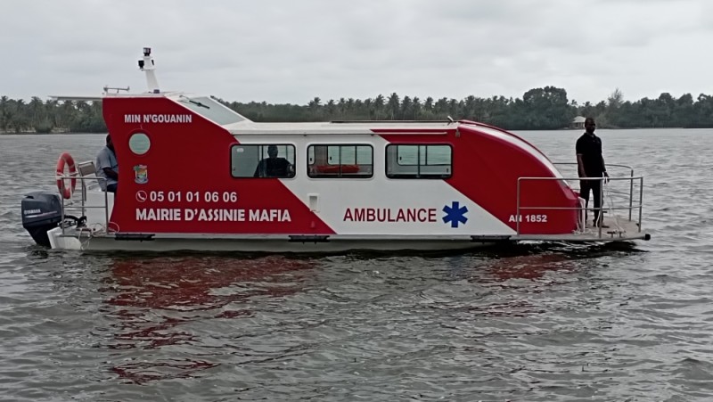Un bateau-ambulance d'urgence dénommé "mi N'gouanin'' pour assurer la couverture sanitaire des villages isolés, dans la commune d'Assinie Mafia. (Ph: Dr)