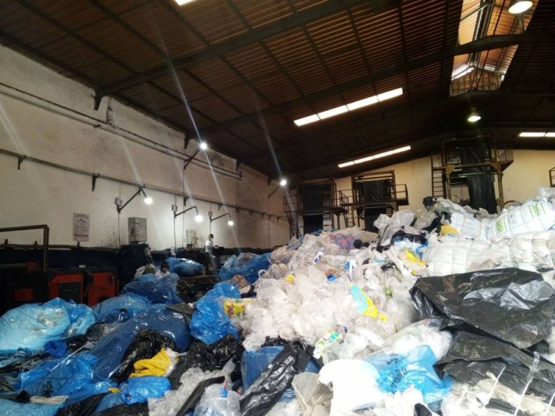 Une quantité de déchets plastiques dans une machine, à être recycler. (Dr)
