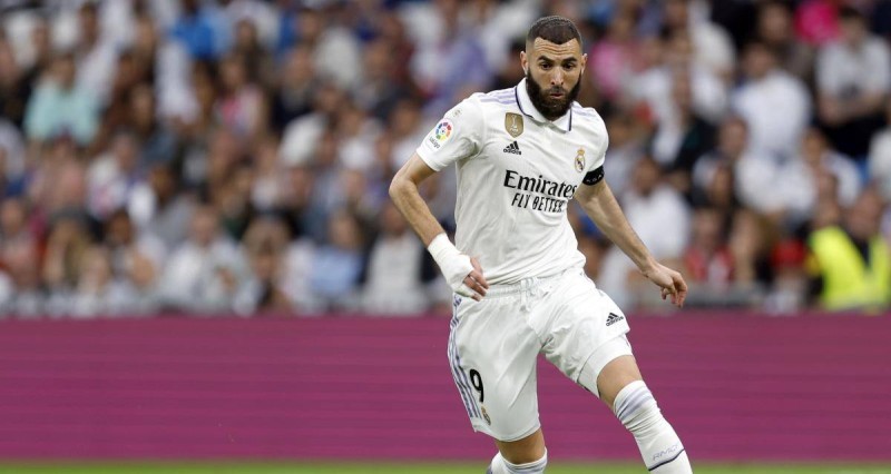 Karim Benzema arborant un maillot du Real Madrid. (Dr)
