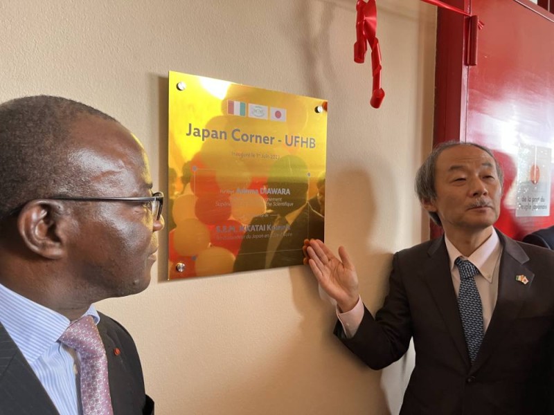 L'ambassadeur dévoilant la plaque commémorative