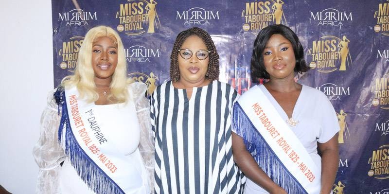 La présidente du Comisstar Christiane Mahilé (au milieu) entourée de la Miss Esther Dagbo (à droite) et de la première Dauphine Kanaté Mariam (à gauche) du mois de mai. (Ph: Dr)