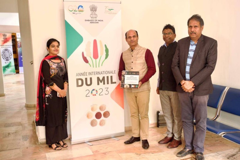 l’ambassadeur de l'Inde, Dr Rajesh Ranjan tenant un livre de cuisine à base de millet. (DR)