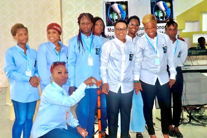 La marraine de l'Afam, l'honorable Touré Nantarie épouse Aboua (4e personne debout de gauche à droite) en compagnie de ses filleules. (Ph: Dr)