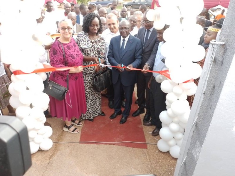La coupure du ruban marquant l'inauguration du bâtiment