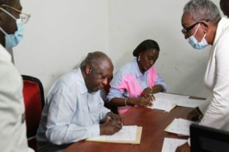 Laurent Gbagbo en train de faire sa réclamation à la Cel d'Angré Star 8. (Ph: Dr)