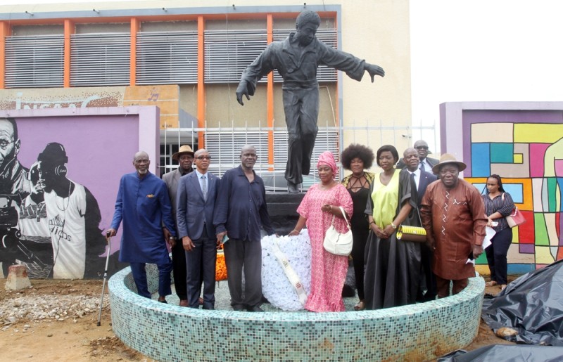 Après avoir déposé des gerbes de fleurs au pied de la statue d'Ernesto Djédjé, sa famille, ses amis et les officiels ont posé pour la postérité. (Photo: Véronique Dadié)