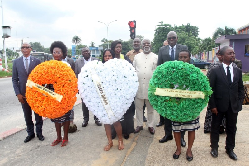 Pour marquer le quarantenaire du décès d'Ernesto Djédjé, des gerbes de fleurs aux couleurs de la Côte d'Ivoire ont été posé au pied de la statue du Gnoantré national. (Photos: Véronique Dadié)
