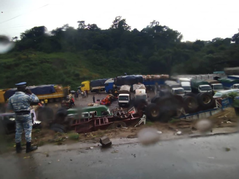 Autoroute Adjamé-Yopougon : Un gros camion de bœufs bascule dans le vide sous la pluie. ( Ph: T K)