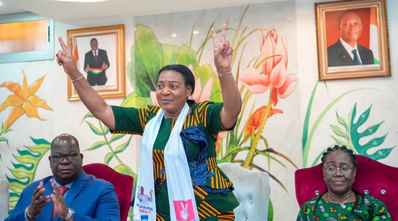 La Fédérale Fpi de Marcory, Mme Bai Pulchérie Diop, debout, les bras en l'aire
