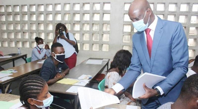 Le ministre Adama Diawara distribuant les épreuves de Bts 2022. (Ph: Dr)