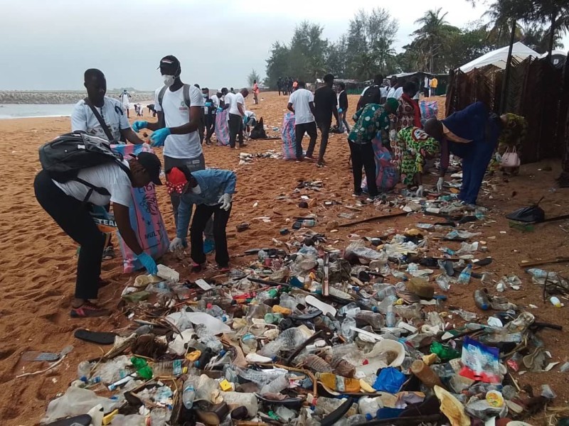 Les déchets plastiques de cette plage ont été enlevées (Bavane)