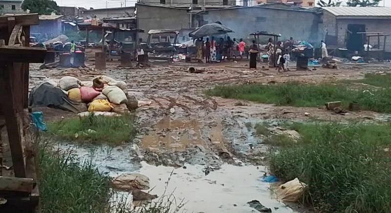 L'espace du marché de Bingerville où les femmes fument le poisson. (Ph: Bavane)