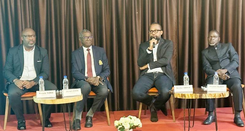 Joseph Amon, président de l’Ordre des architectes de Côte d’Ivoire (2e à partir de la gauche) et les responsables de la structure organisatrice de l’événement ont animé la conférence. (Ph: Dr)