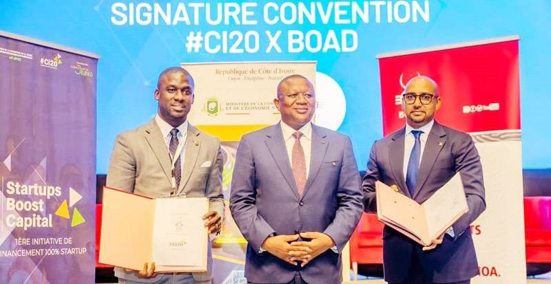 Steven Bédi, président du CI20 (à gauche) et Moustapha Ben Barka, vice-président de la Boad (à droite) ont signé l’accord-cadre de coopération sous l’égide du ministre Amadou Coulibaly (au centre). (Ph: Dr)