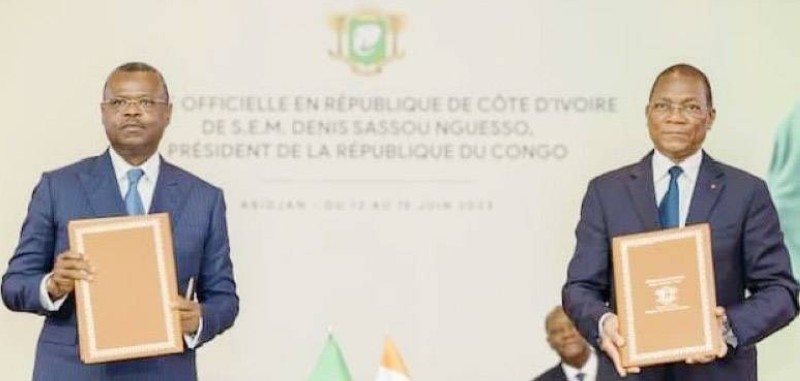Les deux personnalités échangent les documents. (Ph: Dr)
