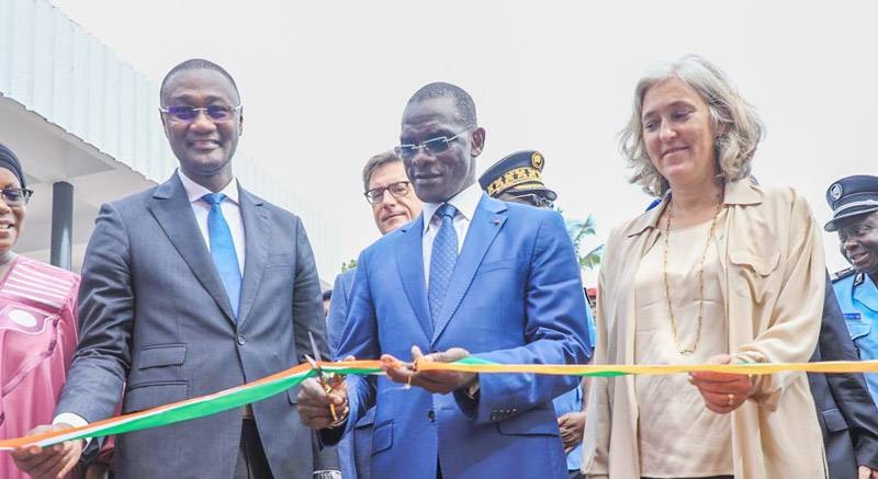Le ministre de tutelle coupant le ruban. (Ph: DGPN)