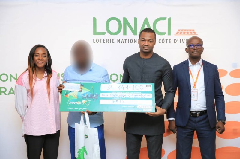 Le Gagnant des 34 millions (image floutée) heureux de recevoir son chèque (DR)