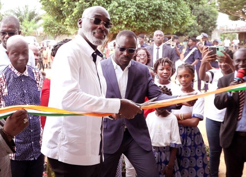 Le maire de Cocody Jean- Marc Yacé lors de la coupure symbolique du ruban avec l’inspecteur Brahima Touré.