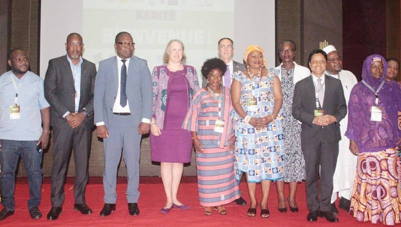Photo de famille des officiels et organisateurs de la 13e édition du Conférence karité. (Ph: Dr)