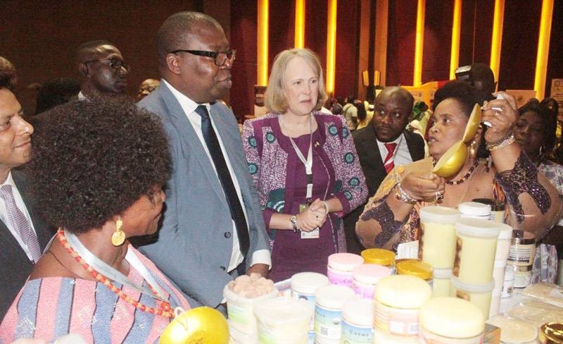 Les officiels à la cérémonie d’ouverture ont procédé à une visite des stands des nombreux exposants. (Ph: Dr)