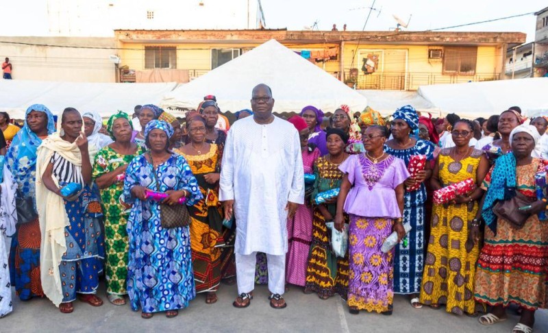 Des femmes de Marcory-Ouest rassure le candidat du Rhdp, aux municipales, Laurent Tchagba