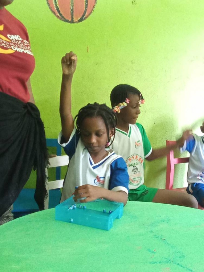 L'activité d'enfilage nécessite beaucoup de concentration