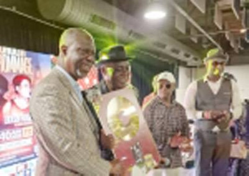 L'ambassadeur Maurice Bandama remettant le disque d'or de Séry Simplice. (Ph: Dr)