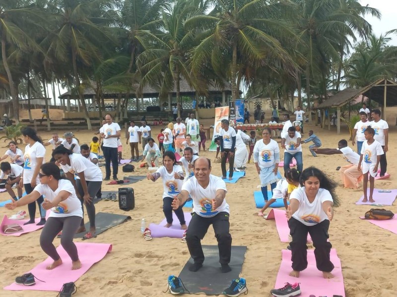 L'ambassadeur de l'Inde en Côte d'Ivoire a fait des exercices de Yoga. (PN)