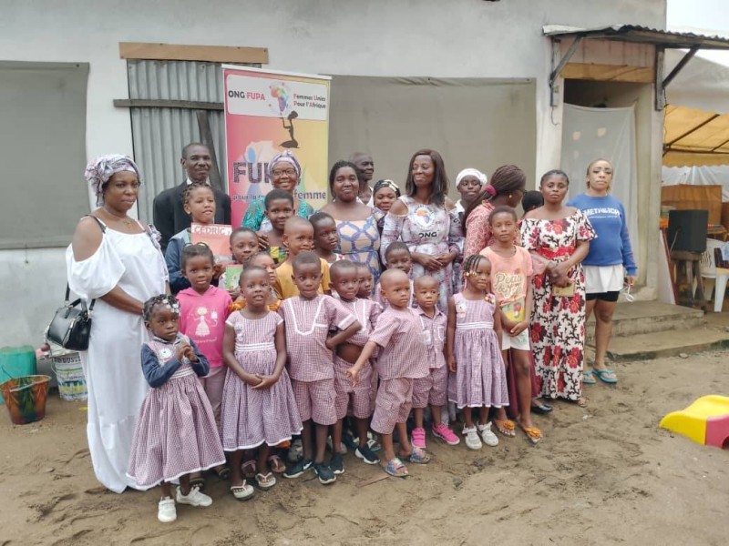 Les membres de l'ong Fupa posant avec les encadreurs et les pensionnaires de la garderie Saint Michel Archange. (Dr)