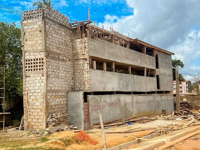 Un immeuble à voir de près présente déjà des failles. (Ph: Dr)
