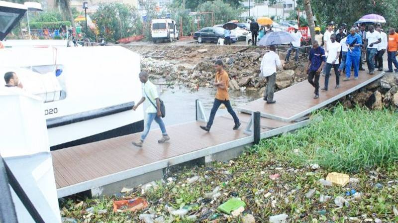Une vue des passagers en train de se diriger vers le bateau-bus. (Ph: Dr)