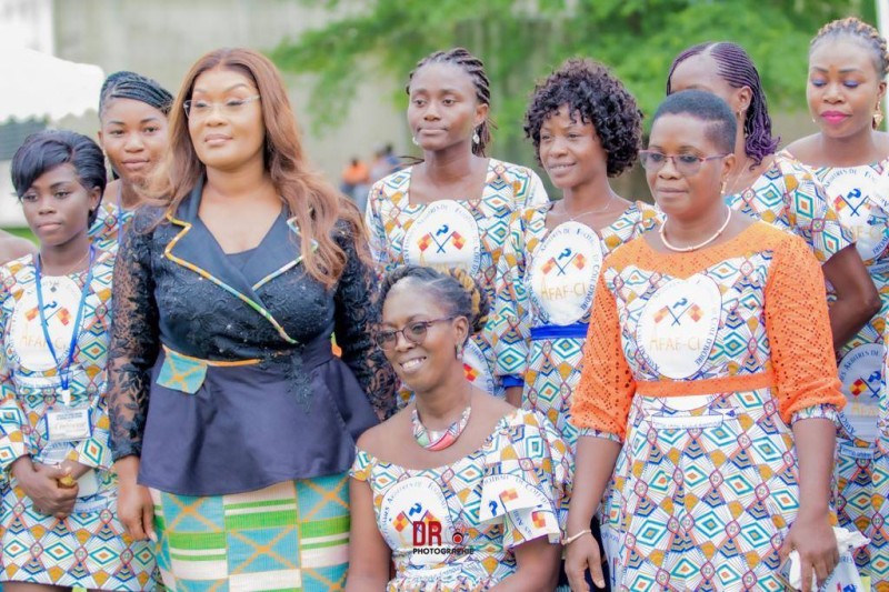 La présidente de l'Afaf-ci, Ahoua Irène epse Yoboué (assise au centre), a été installée par la marraine de la cérémonie, la ministre Belmonde Dogo (2e à partir de la gauche).