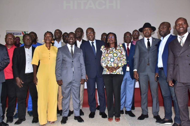 Le maire Raoul Aby et les directeurs de publication. (Ph: Dr)