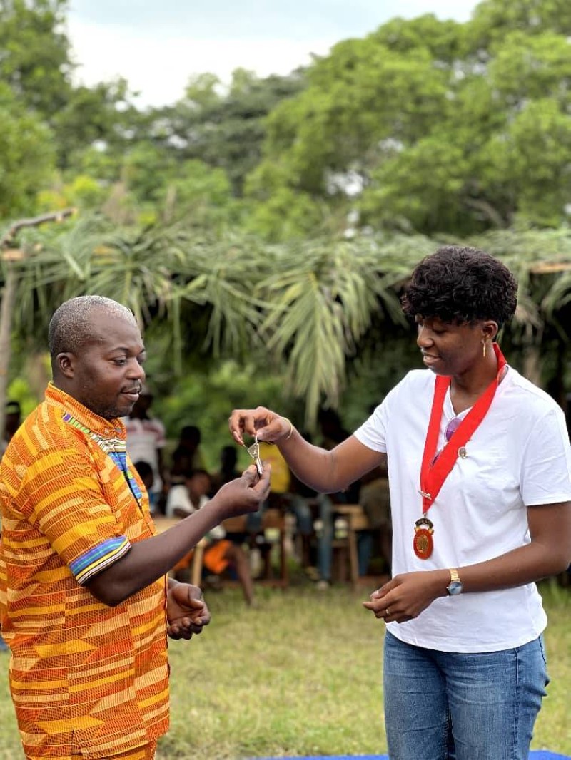 Aminata Ouattara, déléguée des clubs Rotaract de Côte d’Ivoire, remettant la clé de la salle équipée au directeur de l'école. (DR)