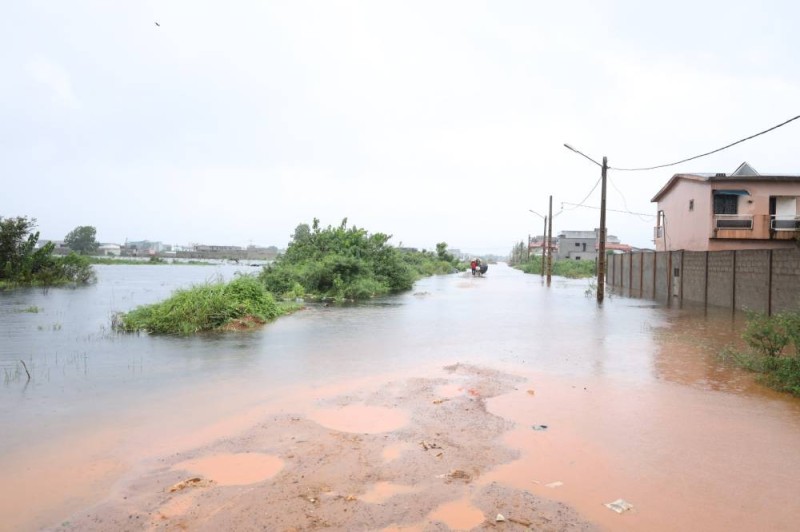 Les habitants de plusieurs quartiers de Grand-Bassam ne savent plus à quel saint se vouer, face à la montée des eaux. (Ph DR)