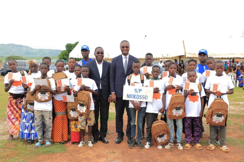 Le ministre Moussa Sanogo, heureux de partager ce moment avec les élèves.