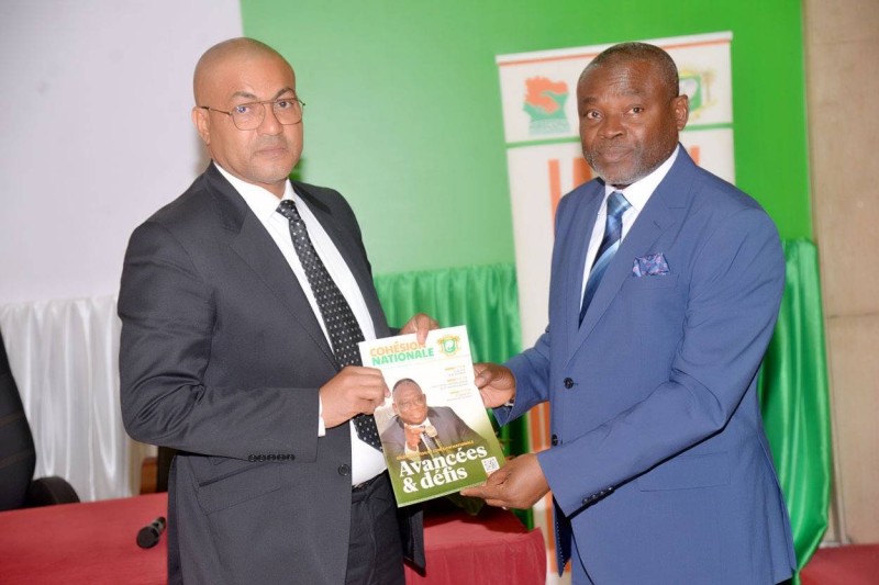 Falley Timité, directeur général de la Cohésion nationale, par ailleurs directeur de publication du magazine (à droite) remettant un exemplaire au représentant du ministre KKB, Nasser Serhan. (Ph: Dr)
