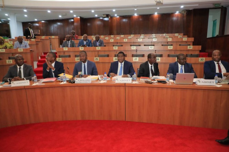 Le ministre du Budget et du portefeuille de l’Etat a présenté les grandes lignes du projet de budget des trois prochaines années aux députés. (Photo DR)