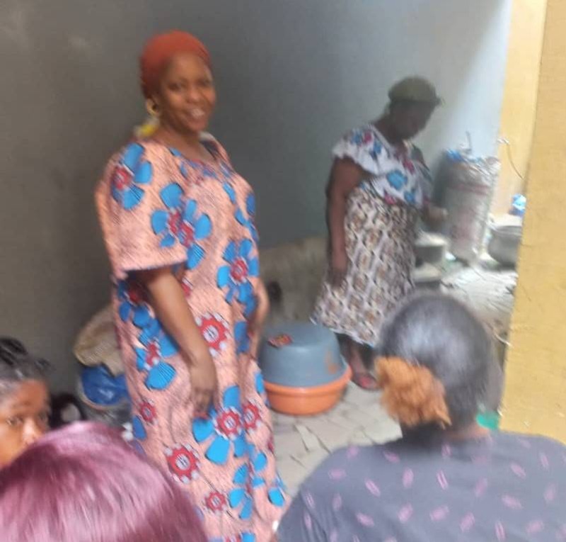Mme Ramatou Sanogo est à la cuisine