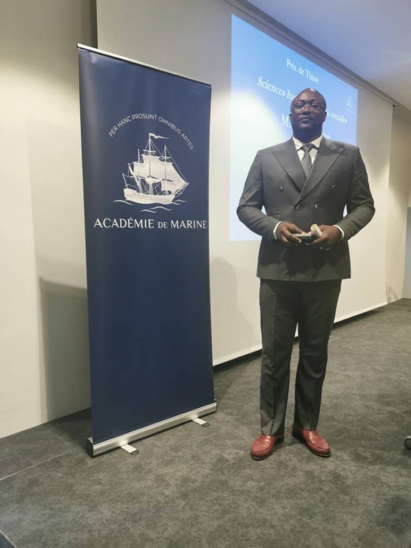 En recevant le prix de la thèse de l'Académie de marine de France, Koné Guémeytha Ismaël hisse haut le drapeau ivoirien à cet important rendez-vous du savoir. (Photo DR)