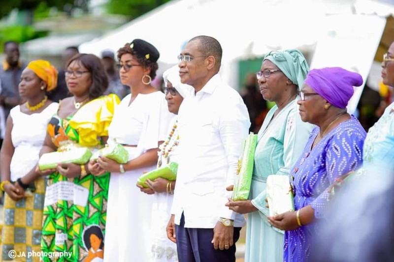 Le ministre a confié aux femmes qu'il leur apportera son soutien. ( DR)