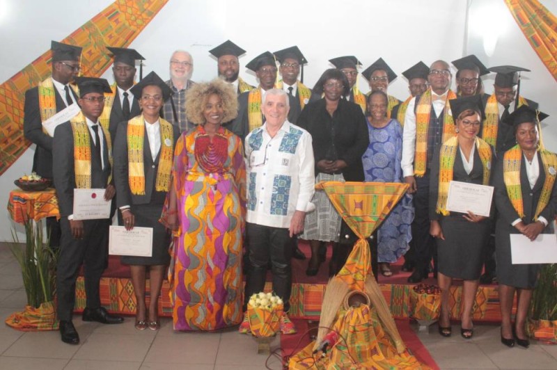 Une photo de famille en compagnie des 14 membres de la promotion. (Ph: Dr)