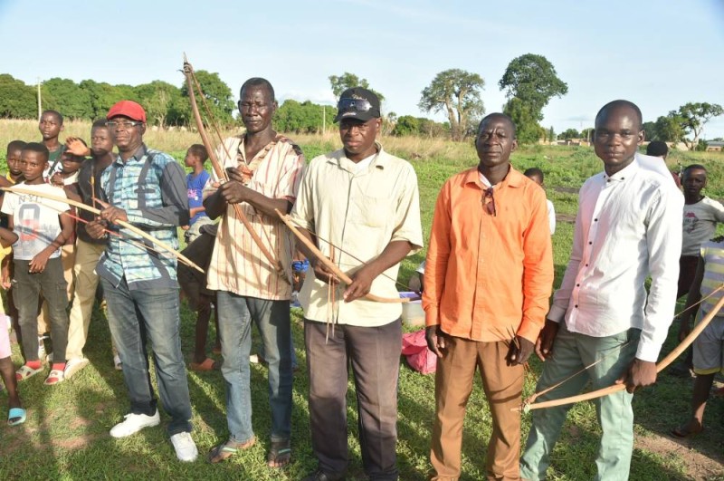 Des archers lobi prêts pour le concours à l'arc