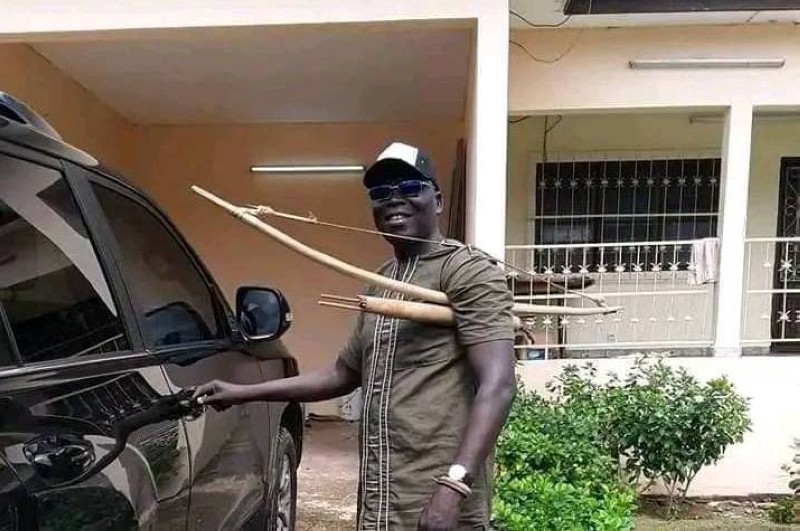Fervent défenseur de la culture lobi, l’Honorable Koulanfirté Sansan Noufé, député de Doropo arborant arc et carquois