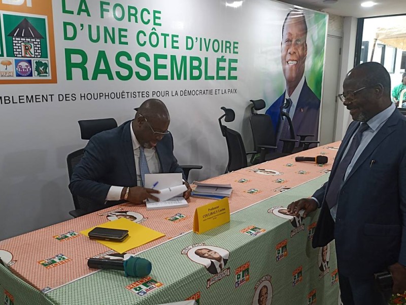 Avec son ouvrage "Mémoire d'octobre 2020", le prof. Lacina Coulibaly veut débarrasser la politique de la violence. (Photo : Dr)